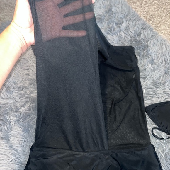 Contrast Mesh Triangle One Piece Swimsuit. Size Med - Picture 4 of 8